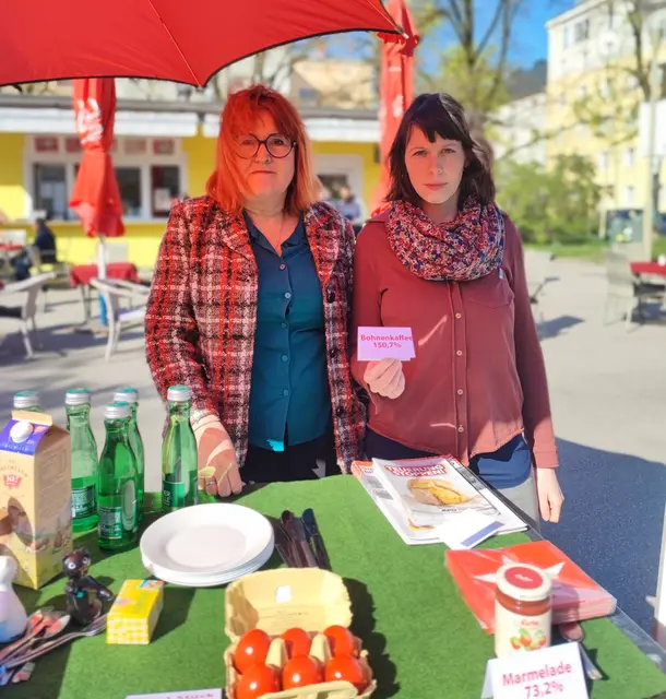 KPÖ-Gemeinderätin Gerlinde Grünn (li.) und KPÖ-Bezirkssprecherin Christina Pree luden zum Kampagnenstart auf den Südbahnhofmarkt ein. | Foto: KPÖ Linz
