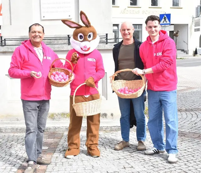 NEOS-Team Pinkafeld bei der Ostereierverteilung: Eduard Posch, "Osterhase" Philipp Gruber, Christian Krutzler, Michael Pröll | Foto: NEOS Pinkafeld