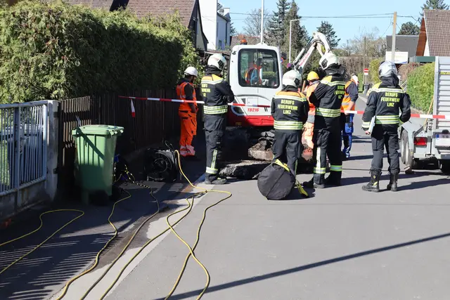 In der Pritzstraße wurde heute Früh bei Bauarbeiten eine Gasleitung beschädigt. Die Berufsfeuerwehr Linz evakuierte Anrainerinnen und Anrainer aus Sicherheitsgründen im Radius von 50 Metern. | Foto: Berufsfeuerwehr Linz