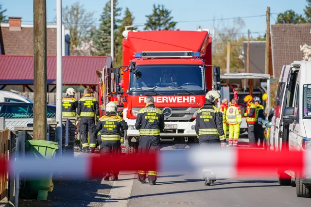 In der Pritzstraße wurde heute Früh bei Bauarbeiten eine Gasleitung beschädigt. Die Berufsfeuerwehr Linz evakuierte Anrainerinnen und Anrainer aus Sicherheitsgründen im Radius von 50 Metern. | Foto: Fotokerschi.at