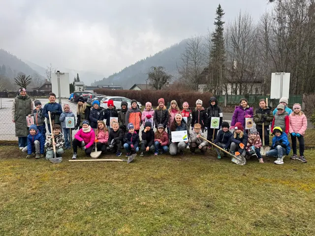 Die Schülerinnen und Schüler der Volksschule Türnitz mit ihren Lehrerinnen beim Umweltprojekt „Müllfriedhof“. | Foto: Verein Region Traisen-Gölsental