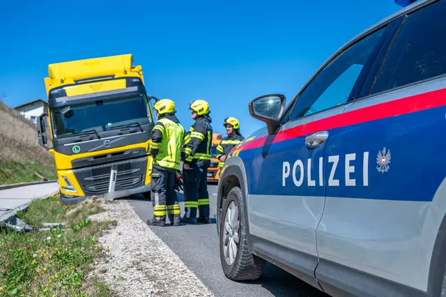 Festgefahrener Lastwagen sorgt für Sperre der B140