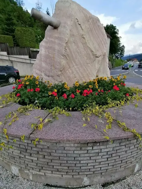 Der Kreisverkehr in St. Peter-Freienstein wird ab sofort von einer Gärtnerei gestaltet, die Blumentröge können von Gemeindebürgern selbst bepflanzt werden.  | Foto: Sigrid Zaloznik