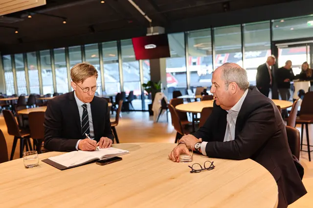 ÖFB-Aufsichtsratsvorsitzender Josef Pröll in der Raiffeisen Arena des LASK im Interview mit Mein Bezirk Oberösterreich-Chefredakteur Thomas Winkler zur zunehmenden Gewalt rund um Fußballspiele: "Zwischen Bundesliga, ÖFB und Innenministerium sollten wir klären, ob es nicht nur vereinsinterne Verschärfungen, sondern auch gesetzliche Änderungen braucht."  | Foto: MeinBezirk/Benjamin Reischl