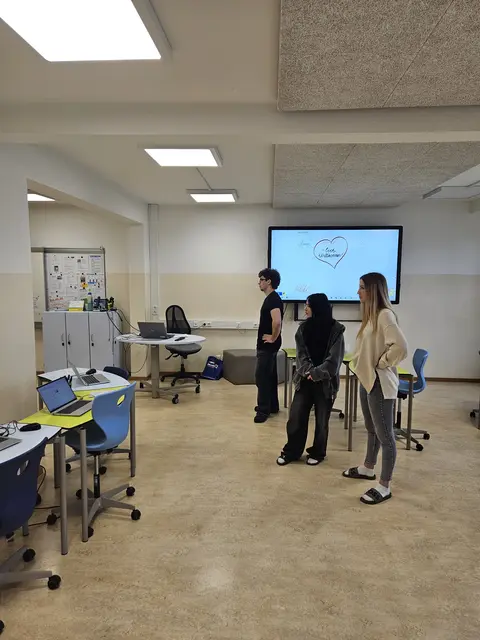 Technik trifft Kreativität: Schülerinnen und Schüler entwickeln smarte Lösungen für den Schulalltag. | Foto: Landesberufsschule Laa