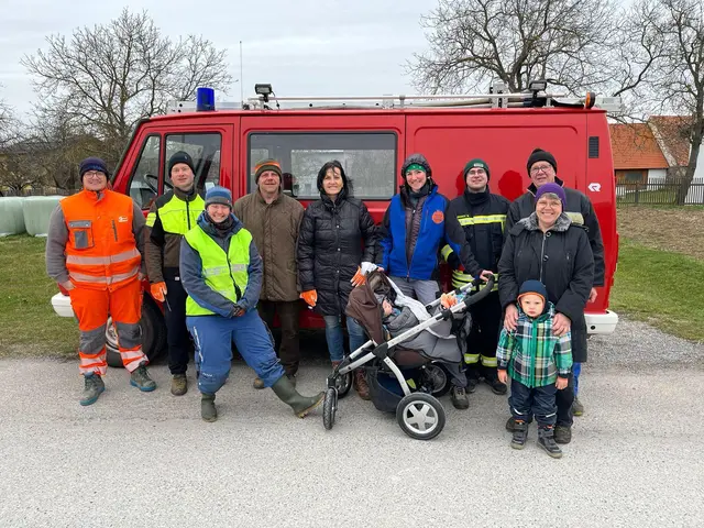 Unterstützt wurden sie von den lokalen Feuerwehren, die nicht nur mit Personal, sondern auch mit Einsatzfahrzeugen vor Ort halfen. | Foto: Gemeinde Pernegg / Waldviertel