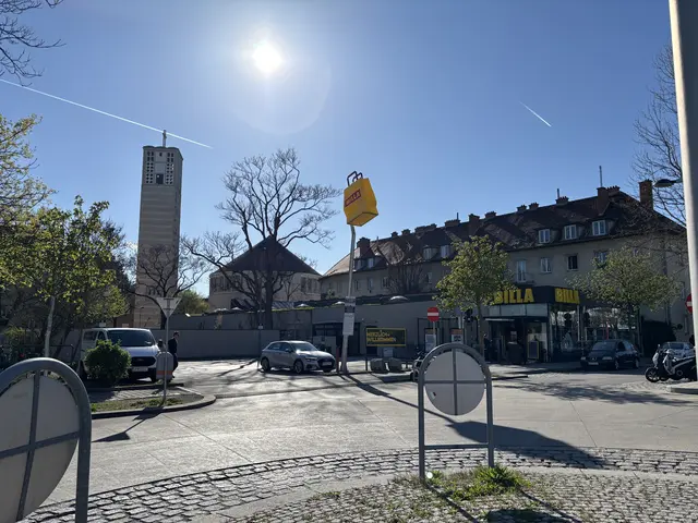 Das geplante neue Tor würde direkt ins Grätzl um die Liesinger Kirche führen. | Foto: Mathias Kautzky/MeinBezirk