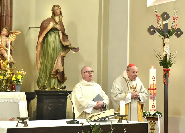 Gemeinsam am Altar der Pfarrkirche Deinzendorf: Kardinal Christoph Schönborn und mit Diakon Herwig Greylinger  | Foto: Herbert Schleich