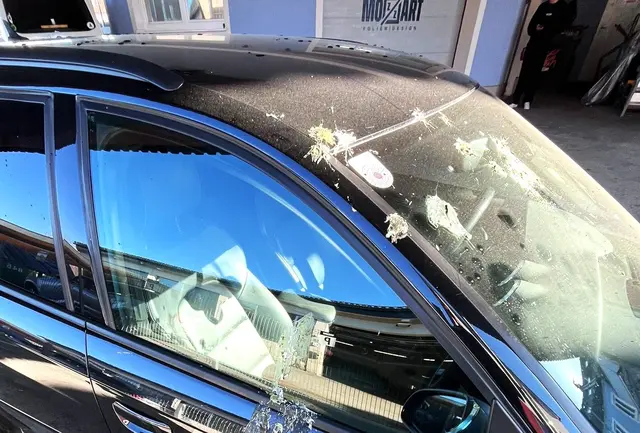 Taubenkot an Autoscheiben verursachen hohe Kosten. | Foto: Josef Wind