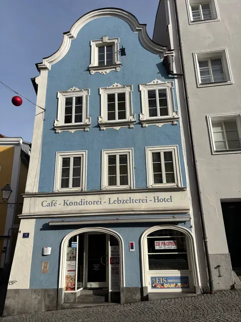 Schon lange einen kompetenten Dauerpächter suchen Ernst und Monika Eibensteiner für ihr legendäres Kaffeehaus am unteren Stadtplatz, dass seit Ende 2020 leer steht. | Foto: Franz Gruber