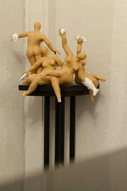 Beim vereinsinternen Keramikatelier lehrt Iztoc Maroh, wie man aus einem Block Ton ein Kunstwerk schafft. | Foto: Tato Vergara/Verein Migrart