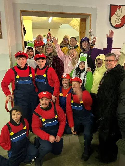 Der Verein "Apropos!Kultur" organisiert etwa den beliebten Faschingsumzug, hier 2026 in Hollern.  | Foto: Apropos!Kultur