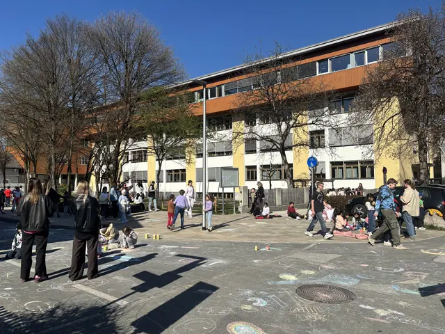 Kinder gestalten die neue Schulstraße in Wörgl mit bunten Kreidezeichnungen. | Foto: Martina Obertimpfler 