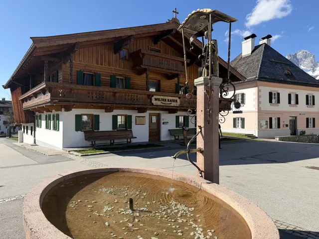 Der Tourismusverband Wilder Kaiser erhält am Kirchplatz in Going eine neue Ortsstelle samt Film-Erlebniswelt, die sich der Serie "Der Bergdoktor" widmet. | Foto: Johanna Bamberger