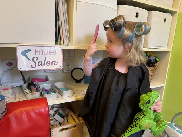 Die Kinder der Volkshilfe Kinderkrippe Grabenfeld schlüpfen begeistert in die Rolle von Friseuren. | Foto: Kinderkrippe Bruck Grabenfeld