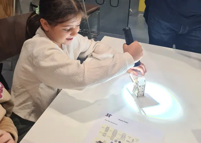 Für den Nachwuchs hat Hueck Folien Experimente zum Stauen mitgebracht. Standort im TZ Perg. | Foto: Hueck Folien