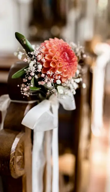 Kirchendekoration gehört zum Hochzeitsschmuck.