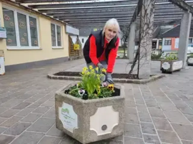 Für den Blumenschmuck am Marktplatz sorgte ebenfalls Sigrid Zaloznik, über die wir vergangenes Jahr als "Stille Heldin" der Gemeinde berichtet haben.  | Foto: Astrid Höbenreich-Mitteregger