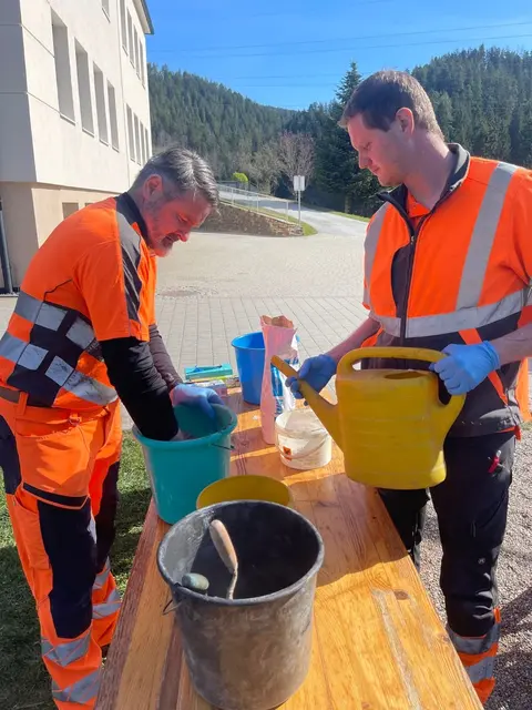 Die Bauhofmitarbeiter bereiteten am Dienstag alles für den Nestbau vor. | Foto: Gemeinde Geistthal-Södingberg