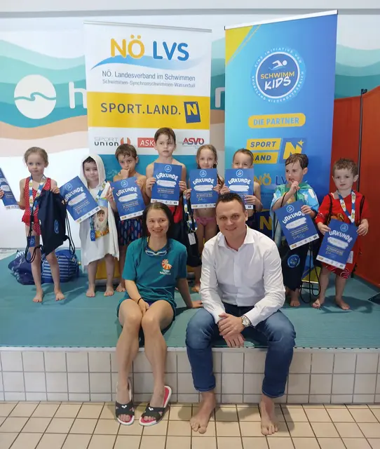 Landtagsabgeordneter Andreas Bors (FPÖ) überreichte im Happyland Urkunden und kleine Geschenke an die teilnehmenden Kinder.  | Foto:  Büro LH-Stv.