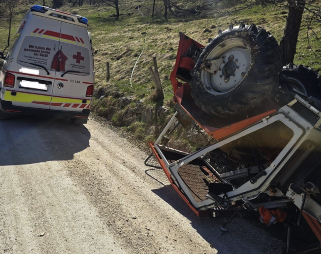 Der Traktor soll von einem rollenden Baum hangabwärts mitgezogen worden sein. | Foto: Feuerwehr Bad Eisenkappel