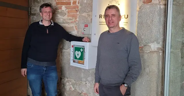 Neuer Defibrillator im Schloss Hagenberg – JKU übernimmt Kosten