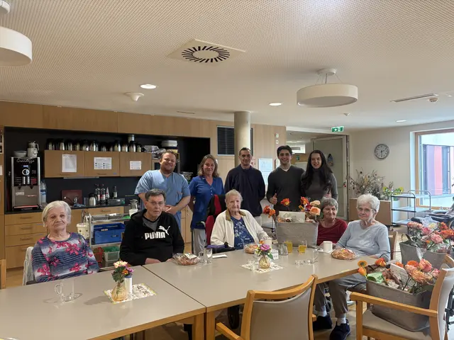 Durch die großzügigen Unterstützung lokaler Sponsoren konnten die Rotaracter die großenOsterkörbe überreichen.  | Foto: Rotaract Clubs Weinviertel
