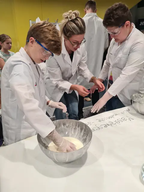 Für den Nachwuchs hat Hueck Folien Experimente zum Staunen mitgebracht. Standort im TZ Perg. | Foto: Hueck Folien