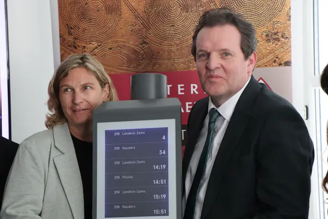 Bgm. Melanie Zerlauth (Pfunds) und Landesrat René Zumtobel mit dem DFI. | Foto: Thomas Seelos