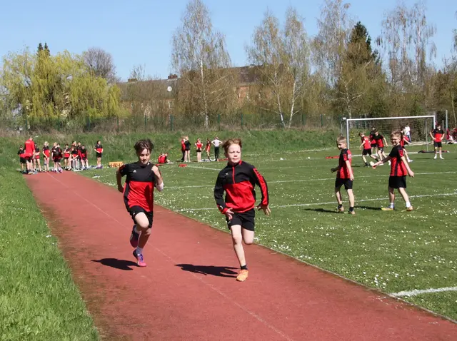 Die Schülerinnen und Schüler traten in den Disziplinen Weitsprung, 60-Meter-Sprint, Kugelstoßen und Heulerwurf gegeneinander an.  | Foto: Sport/Mittelschule St. Valentin