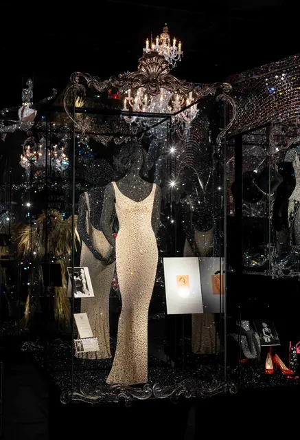 Replik des kristallbesetzten Kleides, das Marilyn Monroe 1962 beim Geburtstagsdinner von John F. Kennedy trug.

 | Foto: Swarovski Kristallwelten