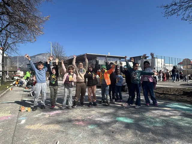 Die Schülerinnen und Schüler der Klasse 1 F freuen sich über die neue Schulstraße  | Foto: Martina Obertimpfler 