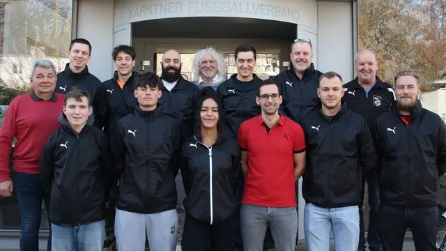 Schiedsrichter-Obmann Karl Hitzenhammer (1. von links) mit den neuen Schiedsrichtern.  | Foto: KFV