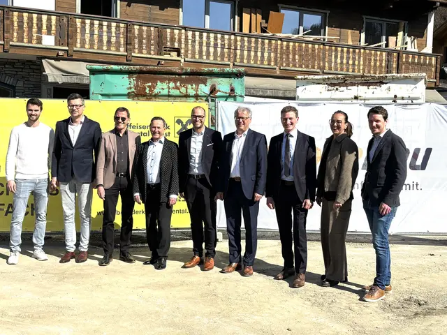Bank- und Gemeinde- sowie Firmenvertreter auf der Baustelle. | Foto: Klaus Kogler
