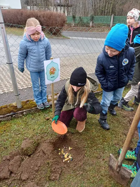 Beim Eingraben verschiedener Müllarten konnten die Schülerinnen und Schüler selbst erleben, wie unterschiedlich Abfälle verrotten. | Foto: Verein Region Traisen-Gölsental