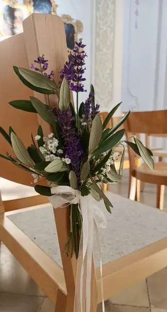 Sesseldekoration bei Hochzeiten.
