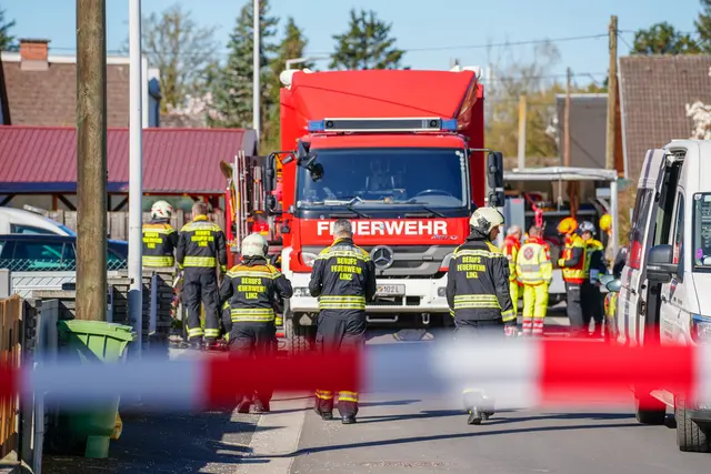 In der Pritzstraße wurde heute Früh bei Bauarbeiten eine Gasleitung beschädigt. Die Berufsfeuerwehr Linz evakuierte Anrainerinnen und Anrainer aus Sicherheitsgründen im Radius von 50 Metern. | Foto: Fotokerschi.at