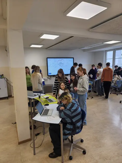 Zukunft zum Anfassen: Besucher testen selbst die von Schülern programmierten KI-Assistenten. | Foto: Landesberufsschule Laa