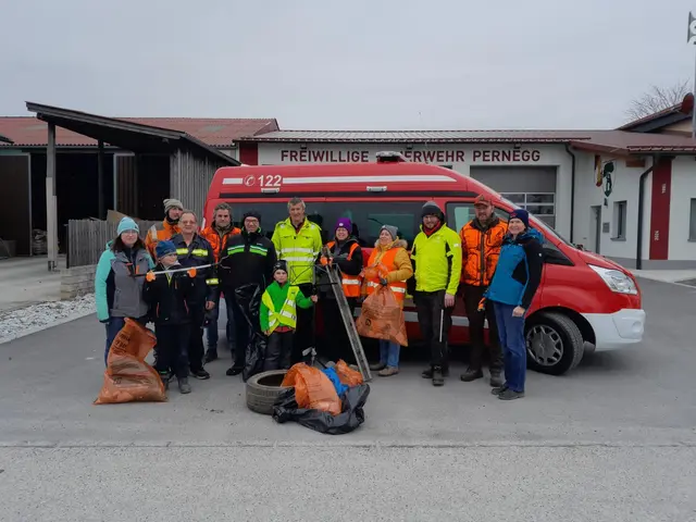 Unterstützt wurden sie von den lokalen Feuerwehren, die nicht nur mit Personal, sondern auch mit Einsatzfahrzeugen vor Ort halfen. | Foto: Gemeinde Pernegg / Waldviertel