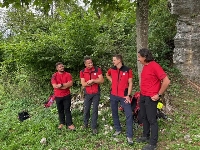 Profis der Bergrettung Bad Eisenkappel mit Ortsstellenleiter Gernot Koboltschnig (2. von links) und Landesleiter Hannes Gütler von der Bergrettung Kärnten (rechts) | Foto: MeinBezirk.at/Petra Lammer