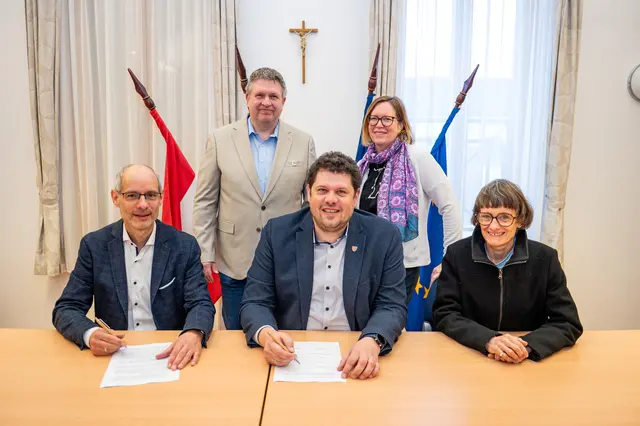 Florian Faber, Bürgermeister von Pillichsdorf (Mitte) mit Manfred Schamböck und Richard Kalcik von der ÖKOENERGIE sowie Karin Bareck und Alexandra Nürnberger, geschäftsführende Gemeinderätinnen bei der feierlichen Vertragsunterzeichnung. | Foto: ÖKOENERGIE