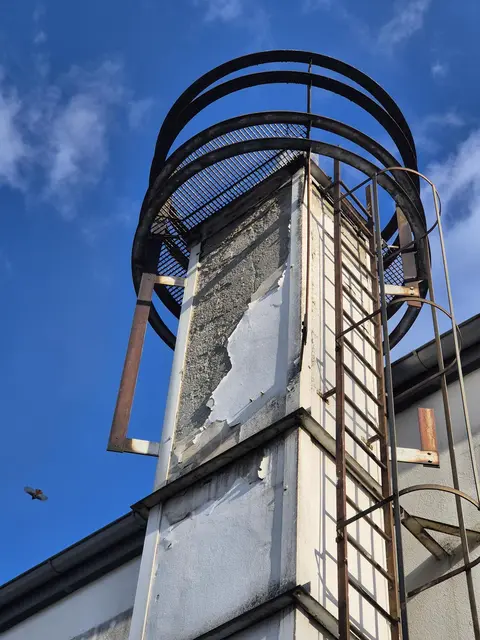 Am Dach der Mittelschule St. Pantaleon zeigt sich der Sanierungsbedarf deutlich: An der Lüftungsanlage bröckelt der Putz großflächig ab. | Foto: SPÖ