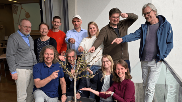 Andreas Roffeis (vorne links knieend) und Peter Dollack (2. von links knieend) mit den Teilnehmerinnen und Teilnehmern des Workshops. | Foto: WKNÖ