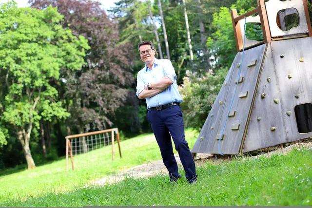 Das Ausflugsziel Hörndlwald wurde um neue Flächen erweitert: Klimastadtrat Jürgen Czernohorszky steht am neuen Spielplatz auf der Wiese zwischen der Klinik Hietzing und dem bisherigen Gelände des Hörndlwalds. | Foto: PID/Votava