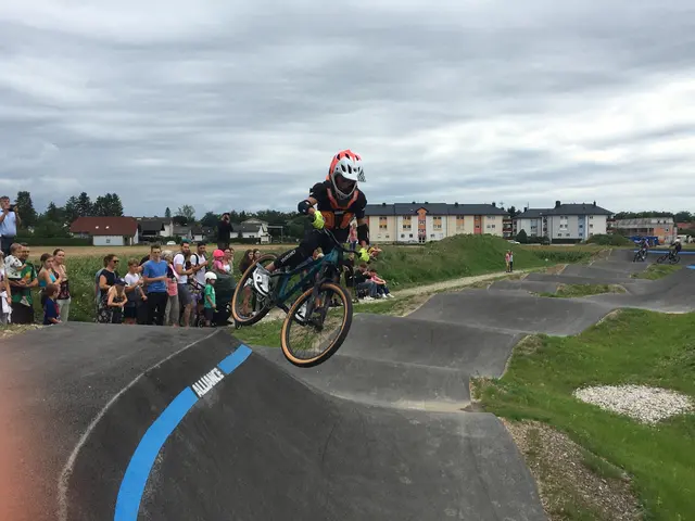Mit dem Rad oder so wie kommenden Samstag am Scooter: Action ist am Pumptrack St. Valentin in Herzograd garantiert.  | Foto: Sandra Würfl