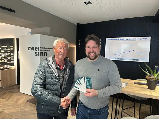 Der Gewinner der Osteraktion Herr Mayrhhofer (links) mit Alexander Steinmetzer von der Firma zwei.sinn. | Foto: Stadtmarketing Radstadt 