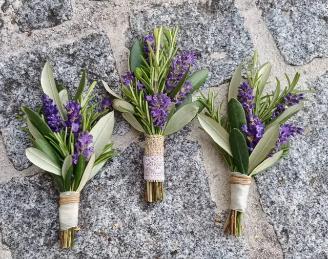 Die Ansteckblumen zur Hochzeit sind ein zauberhaftes Detail für Bräutigam, Väter, Trauzeugen und alle besonderen Gäste.
