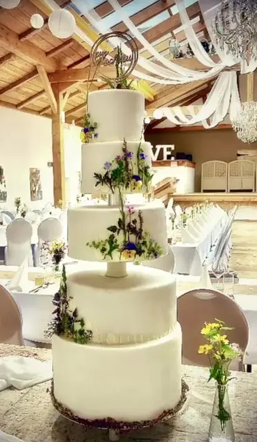 Kunstvoll gestaltete Hochzeitstorte von Brigitta Schickmaier.