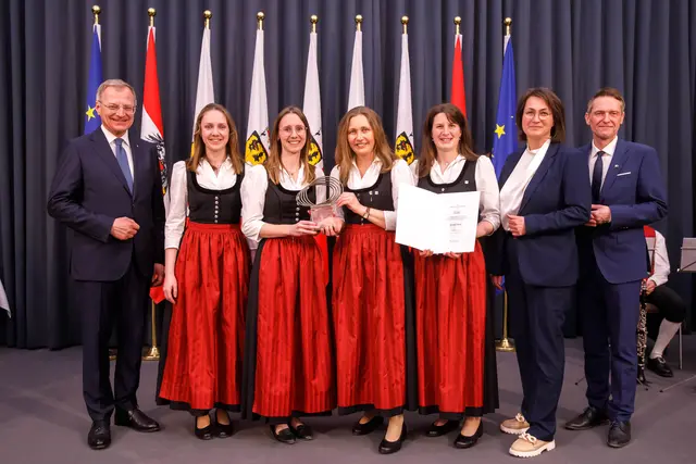 Landeshauptmann Thomas Stelzer, Isabell Strasser, Sophie Strasser, Helene Redhammer und Gabriele Meingassner vom MV Eitzing, Bürgermeisterin Margot Zahrer und Oö. Blasmusikverbands-Präsident Hermann Pumberger. | Foto: Land OÖ