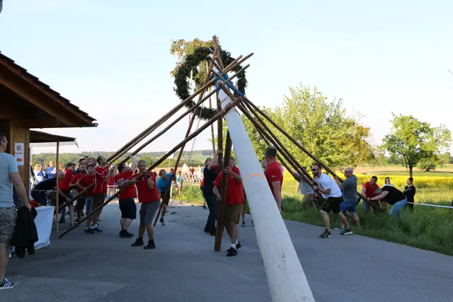 Feuerwehr Schwaming lädt zum 43. Maibaumfest mit Kletterspaß und Tombola